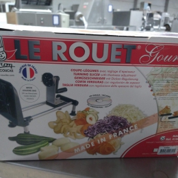 Manual vegetable slicer